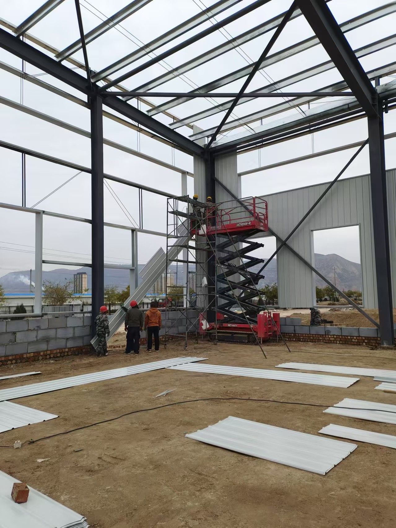 臨洮佳邦食品廠(chǎng)建設(shè)項(xiàng)目2#車(chē)間墻板安裝中