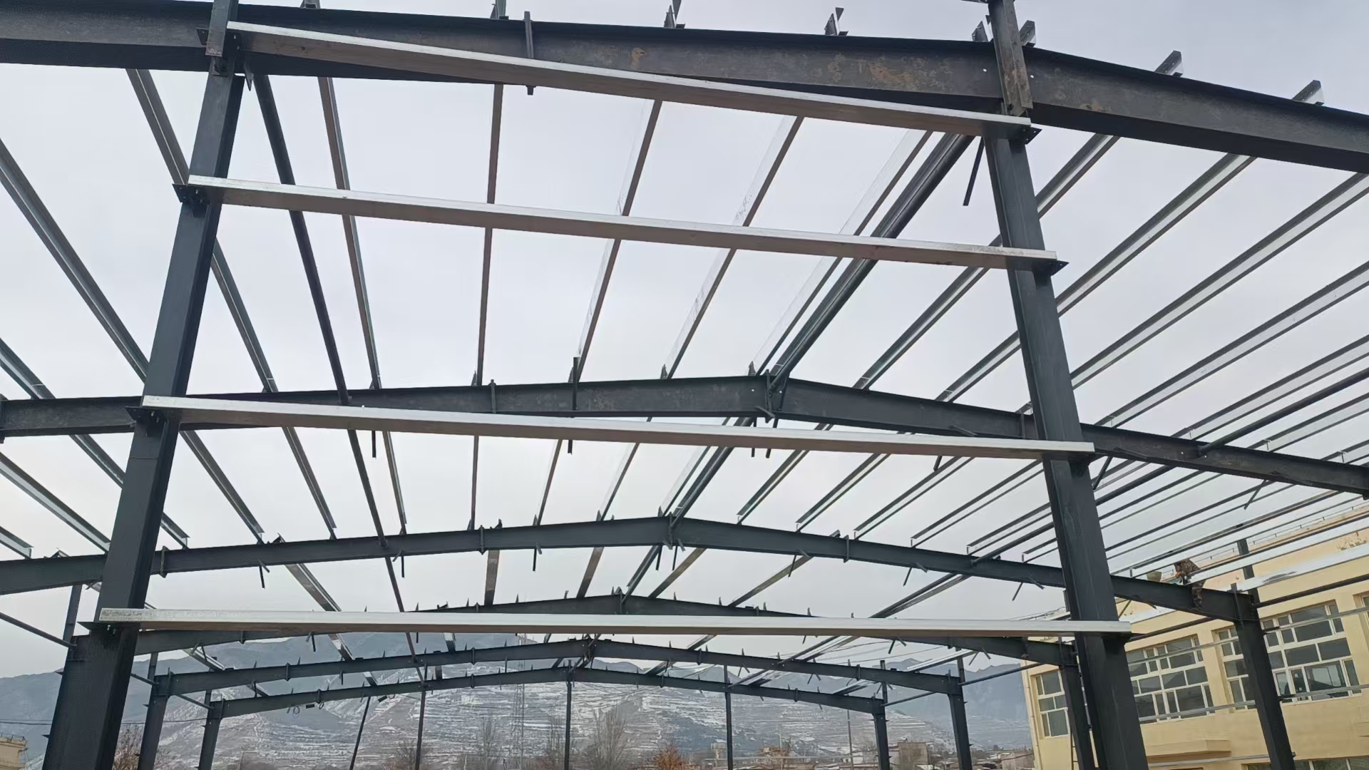 榆中水投礦泉水車(chē)間鋼結(jié)構(gòu)安裝中