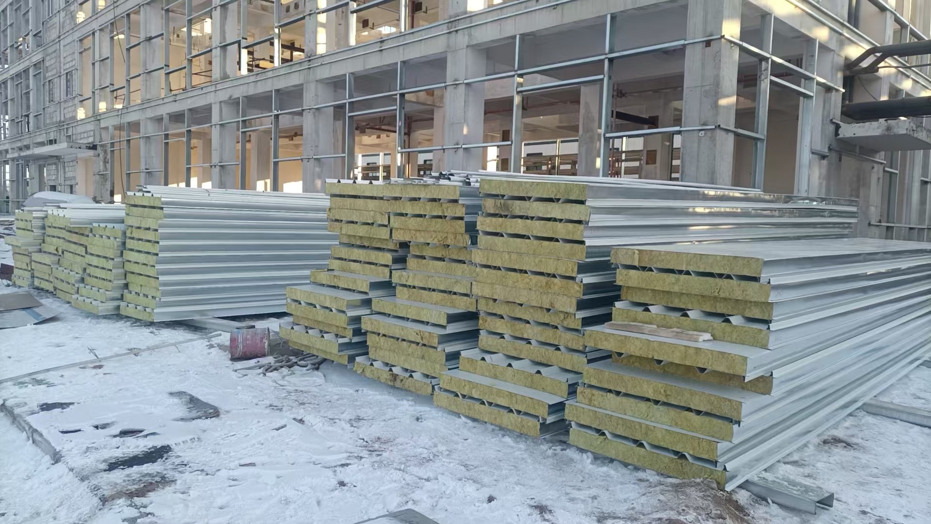 甘肅蘭沃科技有限甲二車間項目  外墻墻板施工