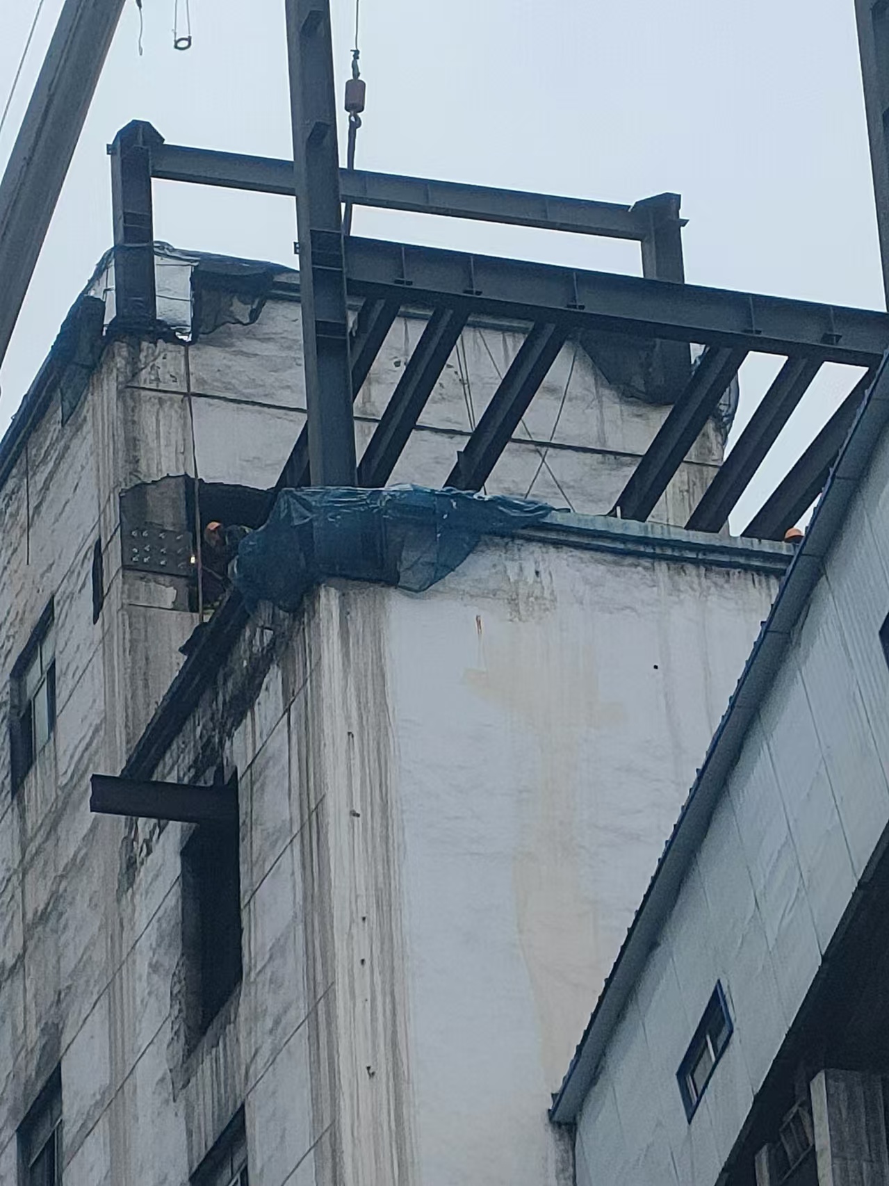 華亭煤礦鋼結(jié)構(gòu)工程安裝難點(diǎn)主要包括以下幾個(gè)方面: 一、施工組織與協(xié)調(diào)復(fù)雜 鋼結(jié)構(gòu)工程構(gòu)件多,需在有限的時(shí)間內(nèi)完成吊裝、高強(qiáng)螺栓安裝及焊接、壓型鋼板安裝等施工內(nèi)容。同時(shí),與其他專(zhuān)業(yè)在平面和立面同時(shí)展開(kāi)施工,多專(zhuān)業(yè)交叉施工組織復(fù)雜。這要求施工團(tuán)隊(duì)具備高度的組織協(xié)調(diào)能力,確保各施工環(huán)節(jié)有序進(jìn)行,避免進(jìn)度延誤和資源浪費(fèi)。 二、鋼材加工與安裝精度高 鋼結(jié)構(gòu)工程的施工涉及到大量的鋼材加工和安裝工作,對(duì)鋼材的加工精度和安裝準(zhǔn)確性有嚴(yán)格要求。鋼材加工的精度直接影響結(jié)構(gòu)的穩(wěn)定性和承載能力,而安裝的準(zhǔn)確性則關(guān)系到整體結(jié)構(gòu)的安全性和使用壽命。因此,如何確保鋼材加工與安裝的精度是施工中的一大難點(diǎn)。 三、高空作業(yè)安全風(fēng)險(xiǎn)大 鋼結(jié)構(gòu)工程施工中,高空作業(yè)和吊裝環(huán)節(jié)存在較高的施工風(fēng)險(xiǎn)。這要求施工團(tuán)隊(duì)具備嚴(yán)格的安全管理制度和高效的安全防護(hù)措施,確保施工人員的生命安全和身體健康。同時(shí),還需加強(qiáng)對(duì)施工設(shè)備的維護(hù)和檢修,避免設(shè)備故障引發(fā)的安全事故。 四、施工環(huán)境復(fù)雜多變 華亭煤礦作為工業(yè)場(chǎng)地,其施工環(huán)境可能相對(duì)復(fù)雜多變。例如,現(xiàn)場(chǎng)可能存在裸土面積大、安全隱患多等問(wèn)題,這增加了施工難度和安全管控的難度。施工團(tuán)隊(duì)需根據(jù)現(xiàn)場(chǎng)實(shí)際情況,制定切實(shí)可行的施工方案和安全措施,確保施工順利進(jìn)行。 綜上所述,華亭煤礦鋼結(jié)構(gòu)工程安裝難點(diǎn)主要包括施工組織與協(xié)調(diào)復(fù)雜、鋼材加工與安裝精度高、高空作業(yè)安全風(fēng)險(xiǎn)大以及施工環(huán)境復(fù)雜多變等方面。針對(duì)這些難點(diǎn),施工團(tuán)隊(duì)需加強(qiáng)組織協(xié)調(diào)、提高加工安裝精度、加強(qiáng)安全管理和優(yōu)化施工方案等措施,確保工程安全、高效、高質(zhì)量地完成。