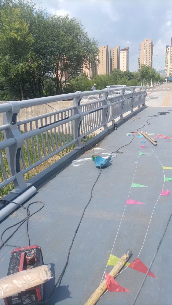 平涼中心城區北街小巷結構橋梁護欄安裝