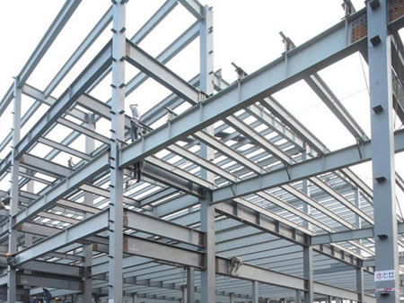 張掖工地鋼結(jié)構(gòu)建筑，雨雪施工，緊抓進度