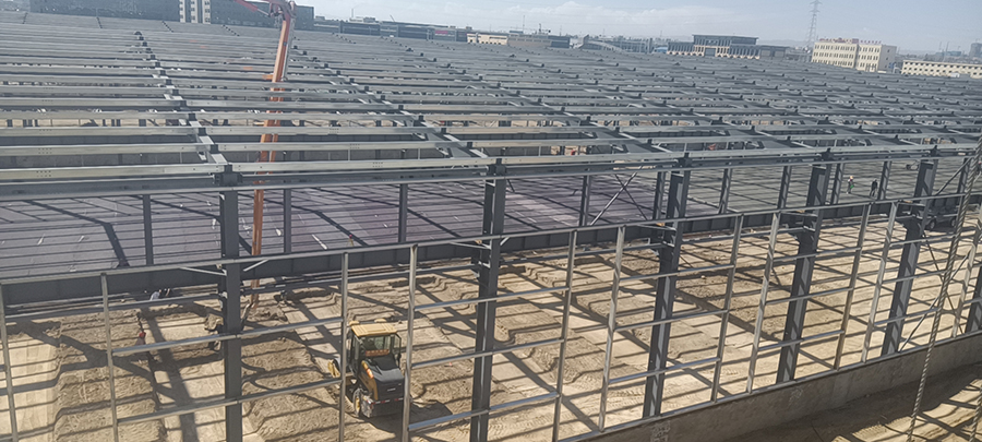 蘭州新區新型土工合成材料產業基地項目鋼結構安裝已完成，開始安裝彩鋼板