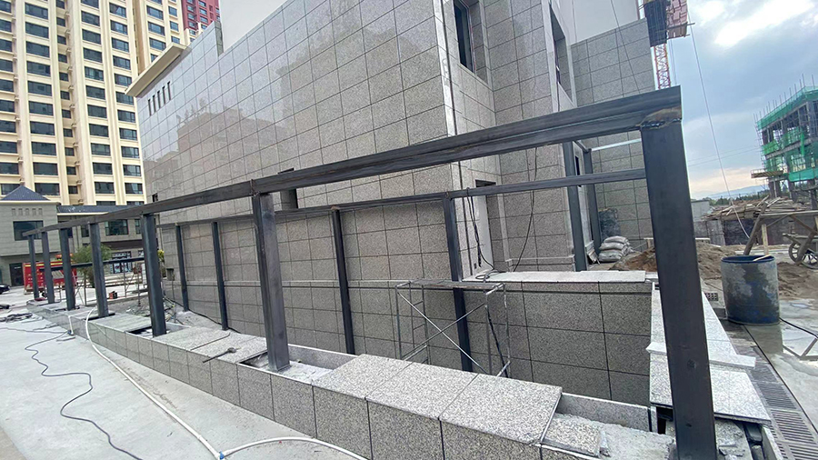 康太家園車庫出入口鋼結構安裝中